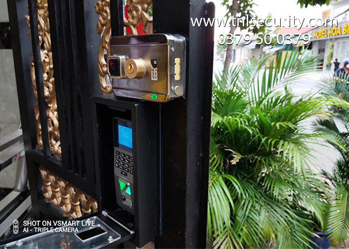 Lap-dat-khoa-cong-van-tay-cho-cua-sat-tai-nha-rieng-quan-2